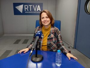 Rosa Gili, cònsol major d'Escaldes-Engordany, en un estudi de ràdio.