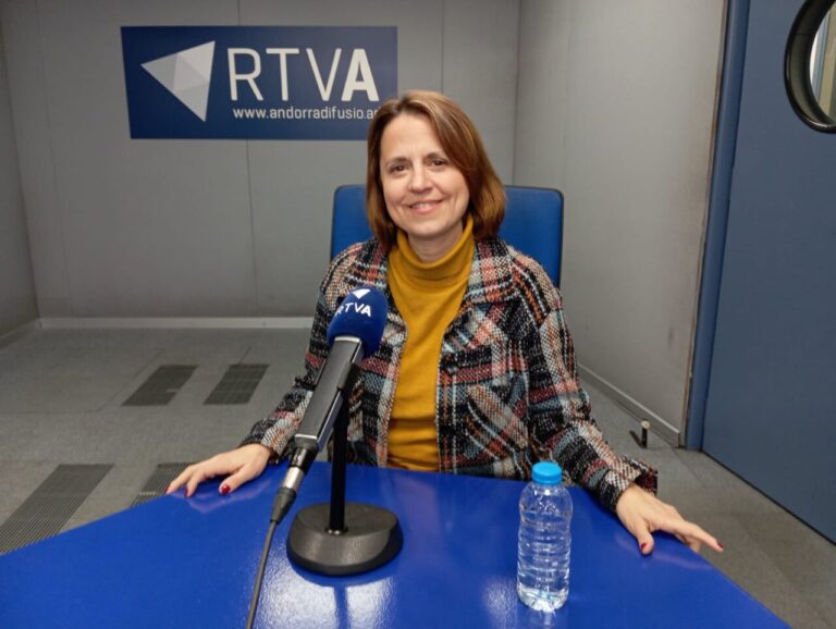 Rosa Gili, cònsol major d'Escaldes-Engordany, en un estudi de ràdio.