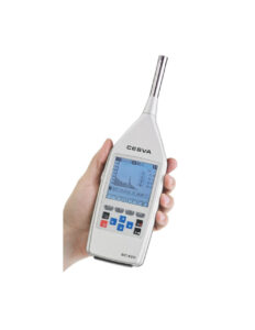 Sonòmetre CESVA SC420 en una mà amb pantalla digital