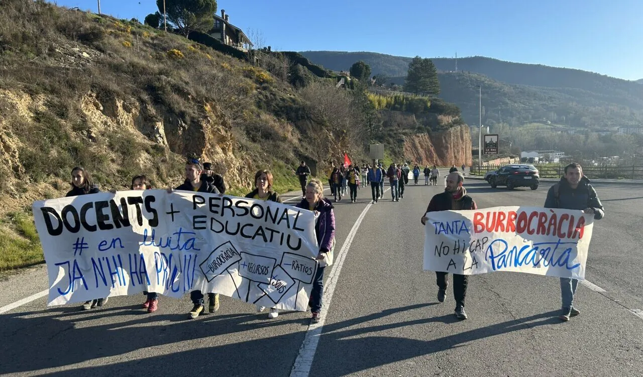 Els mestres tallen les carreteres per fer sentir la seva veu.