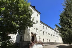 El gran edifici de l’antic seminari de Riupedrós.