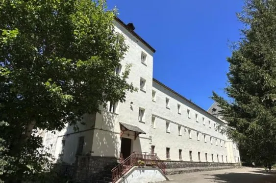 El gran edifici de l’antic seminari de Riupedrós.