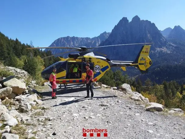 Els Bombers han activat la unitat GRAE per rescatar l’excursionista.