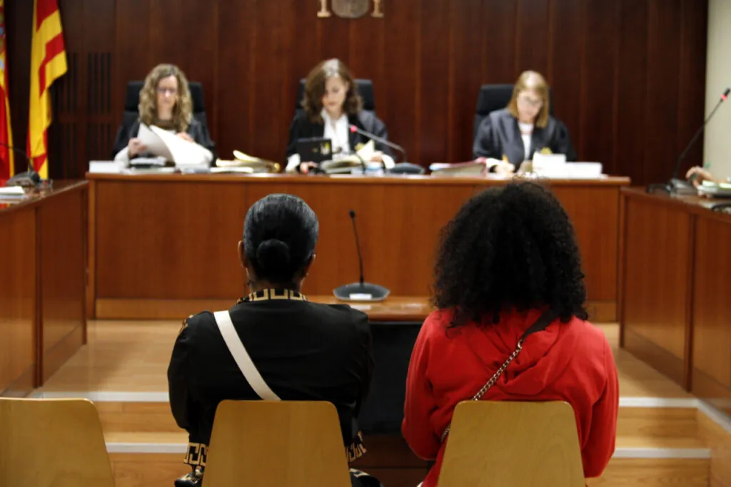 Dues dones, condemnades per furt i tràfic de drogues a Tremp.