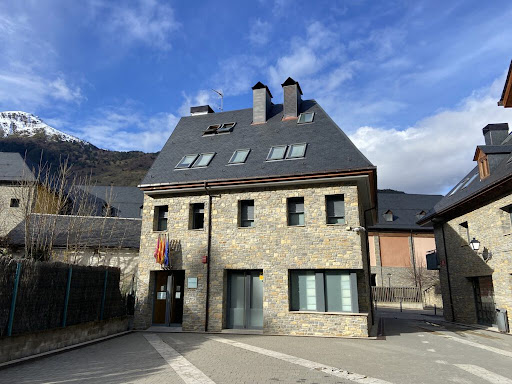 Les dependències del jutjat de Vielha es troben en un entorn natural espectacular. L'edifici de pedra destaca per la seva arquitectura i la seva ubicació. Aquesta imatge mostra la façana de l'edifici amb les muntanyes al fons, reflectint l'ambient tranquil de la zona