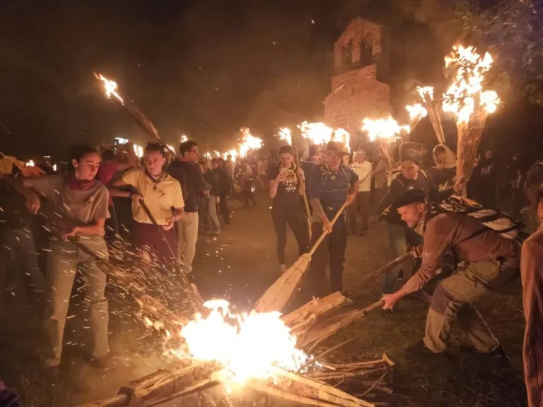 Les falles de Durro encenen el primer faro de la temporada en l’any del desè aniversari del reconeixement de la Unesco (Marta Lluvich, ACN)