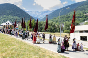 Desfile de la Hèsta d'Aran amb participants vestits tradicionalment
