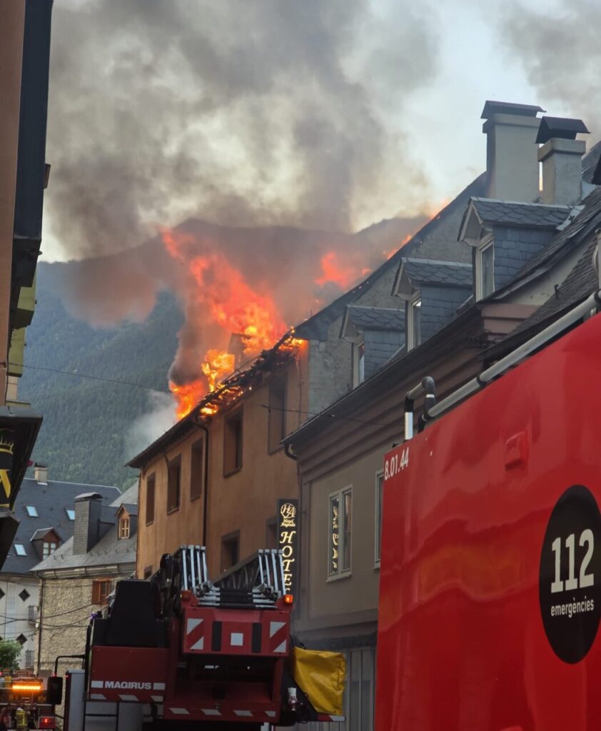 Un edifrici d'habitatges s'ha incendiat a Vielha.