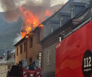 Un edifrici d'habitatges s'ha incendiat a Vielha.