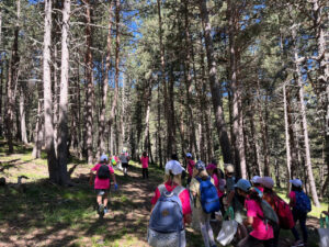 Un grup d’escolars ha participat en la neteja dels paratges de la Molina