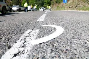 Marques de traçat per motoristes a la Collada de Toses.