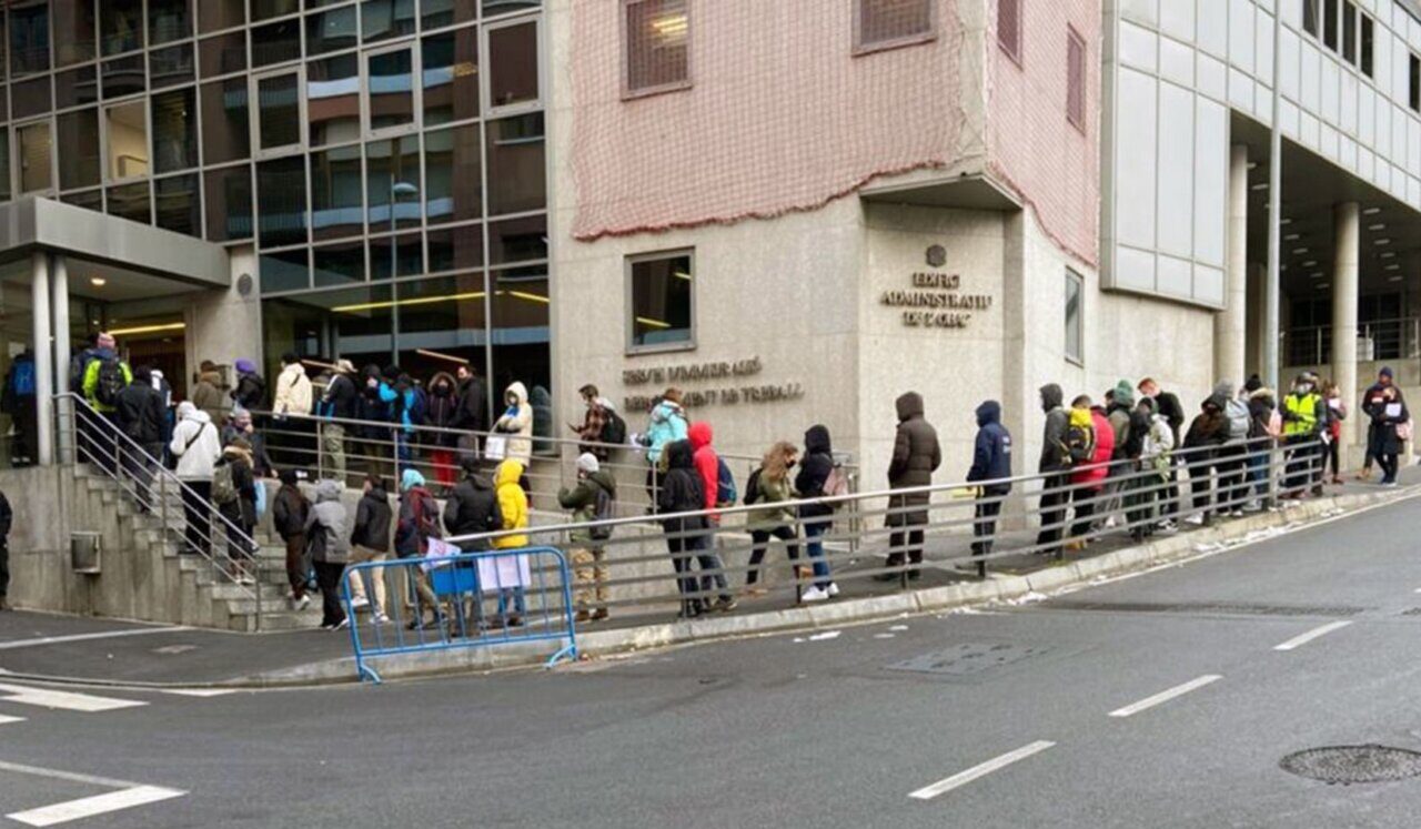 Les cues al Servei d’Immigració són un suplici.