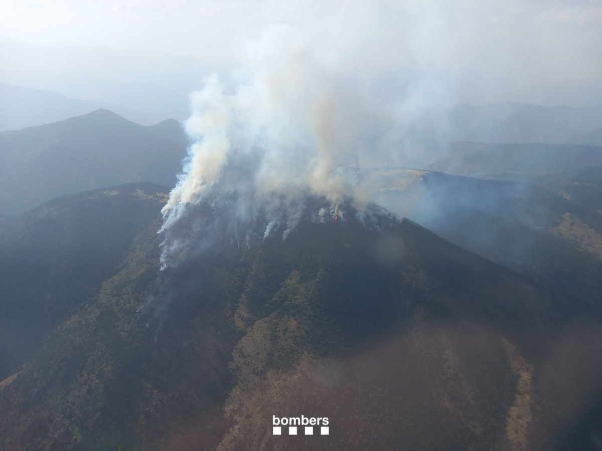 L’incendi de Farrera s’ha estès per les carenes