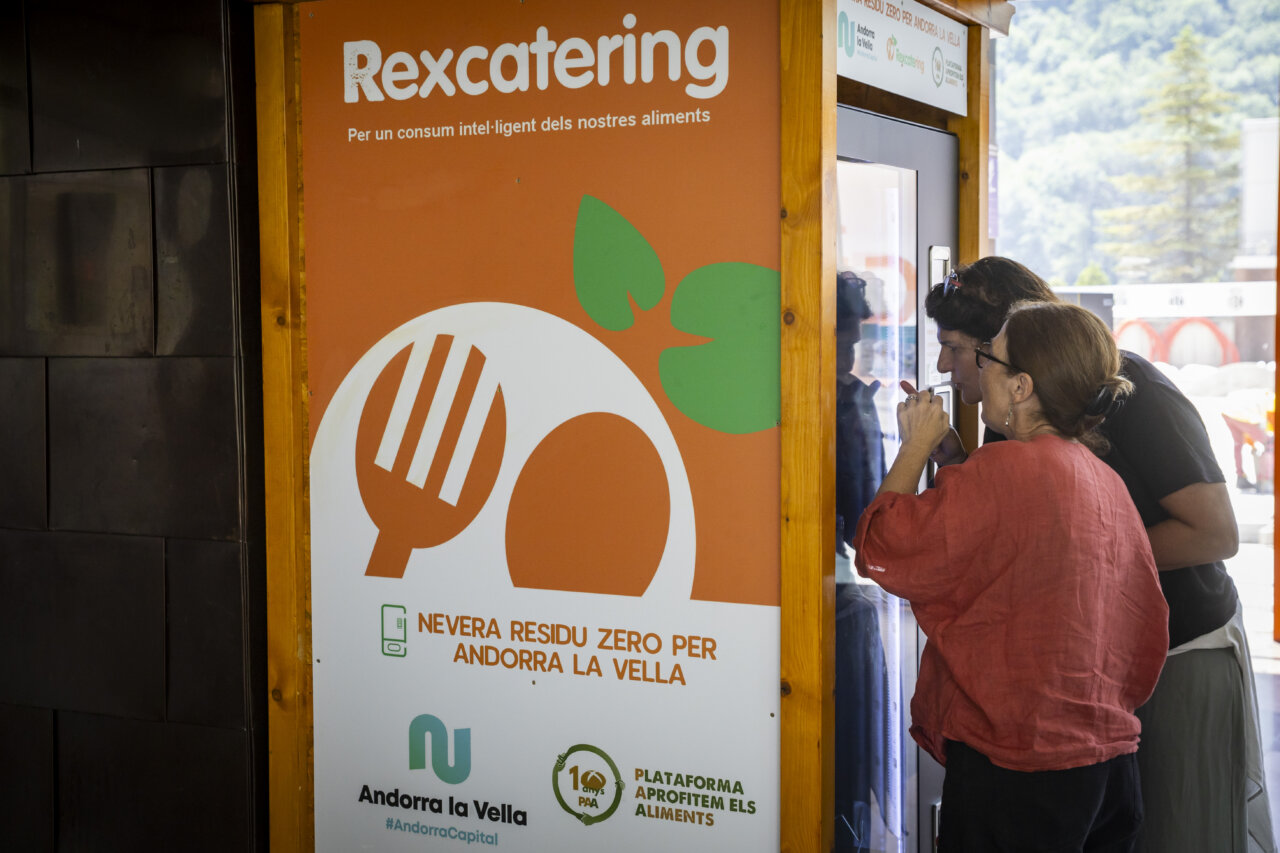 La màquina expenedora està a l’entrada del Palau de Congressos