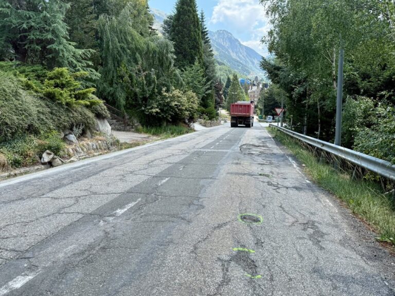 Ja s’han començat a reparar els sots de les carreteres araneses.