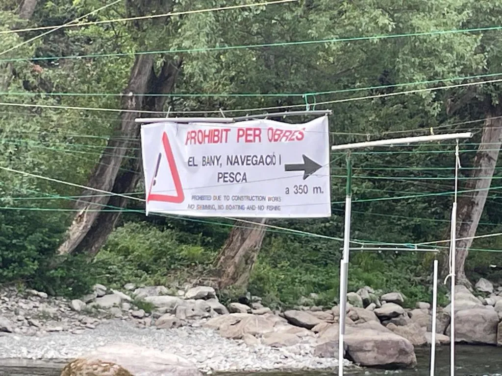 La Noguera Pallaresa ha quedat tallada al seu pas per Sort.