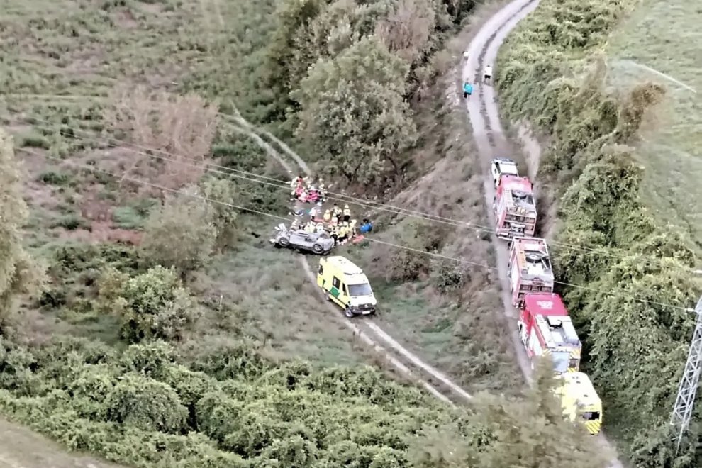 El cotxe ha caigut uns 10 metres i ha bolcat.