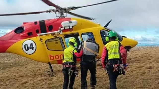 La L-401 ha quedat tallada després del xoc frontal entre tres motocicletes a Fígols i Alinyà (Bombers de la Generalitat)