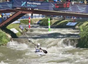 Piragüista baixant el canal del Parc Olímpic del Segre. / La Valira