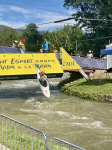 Competidora del kayak cross individual en format contrarellotge efectuant la sortida. / La Valira