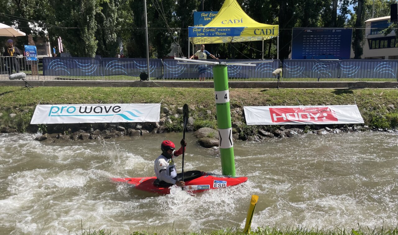 Competidor de caiac al Parc Olímpic del Segre abans de que comenci la competició femenina. / La Valira