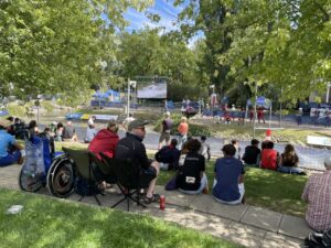 Espectadors gaudint de la competició de piragüisme al Parc Olímpic del Segre. / La Valira