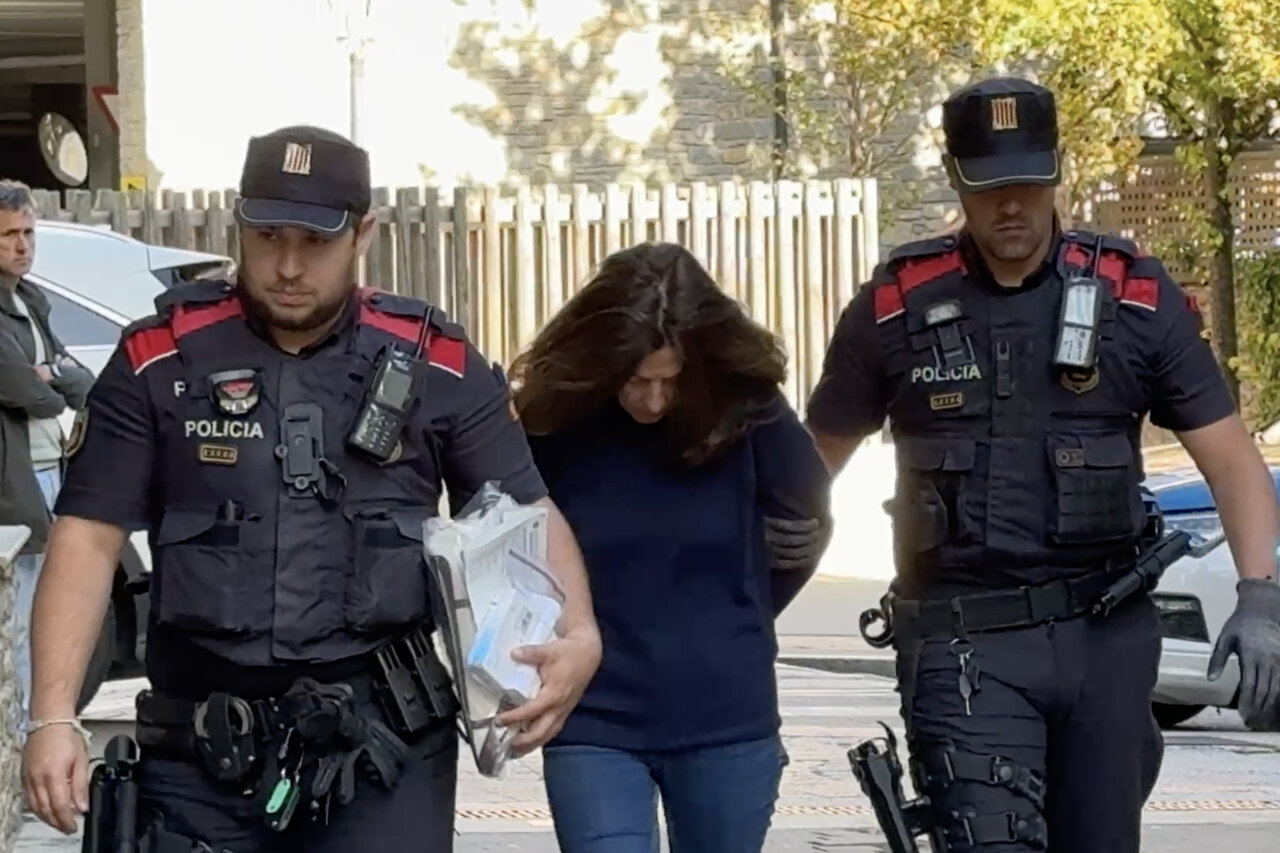 Els Mossos d'Esquadra conduïen a la parella de l'arquitecte barceloní Josep Juanpere, cap als jutjats de Vielha per declarar per la mort de l'arquitecte. / M. Lluvich (ACN).