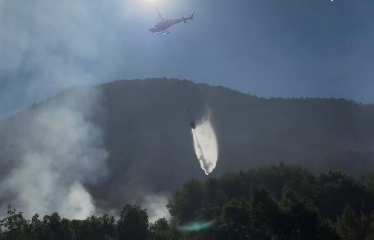 Helicòpter sobre l'incendi a la Querola d'Ordino. / Diari d'Andorra.