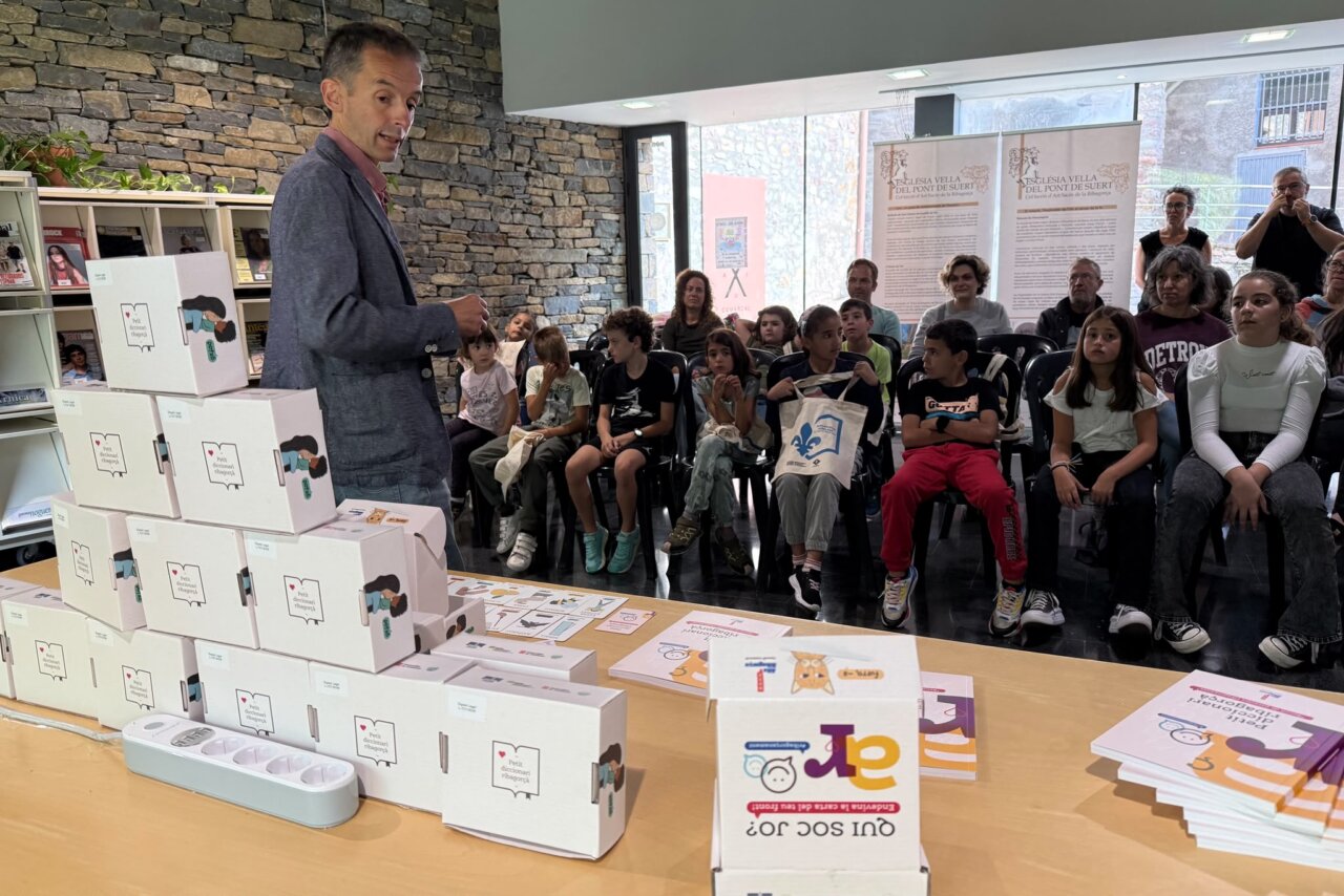 Presentació d'un joc de cartes per a infants a l'Alta Ribagorça, de la mà d'Albert Palacín, president del Consell Comarcal de l'Alta Ribagorça. / M. Lluvich (ACN).