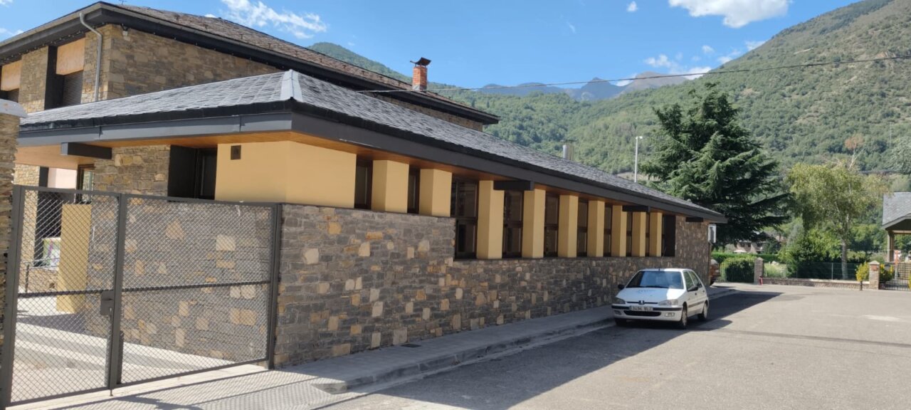 L'exterior de l'equipament del menjador escolar.