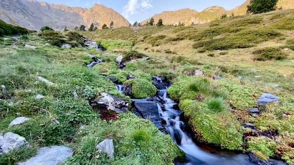 Els estanys de Ransol i el pic de la Serrera, a Canillo.