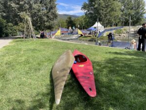 Caiac al Parc Olímpic del Segre durant la competició perquè els visitants puguin veure-les.