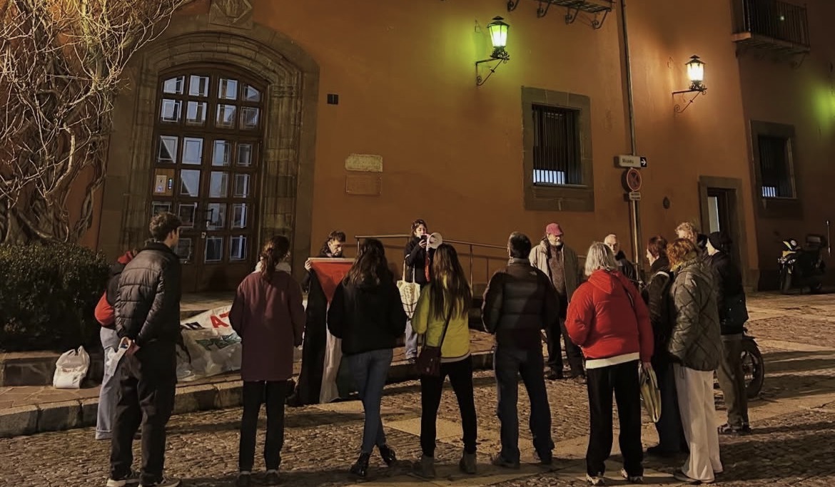 Membres manifestants de 'La Seu per Palestina' davant l'Ajuntament de la Seu d'Urgell (30/01/2026). / @laseu_perpalestina.