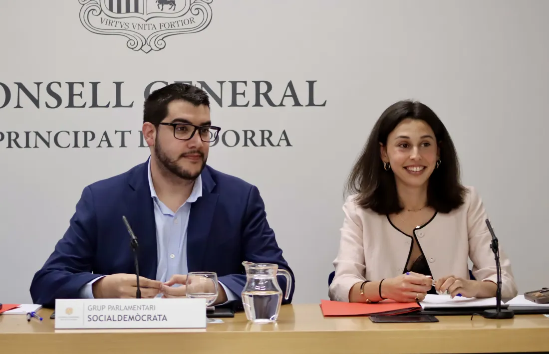 Pere Baró i Laia Moliné han presentat la proposició de llei per la creació de cooperatives d’habitatge.