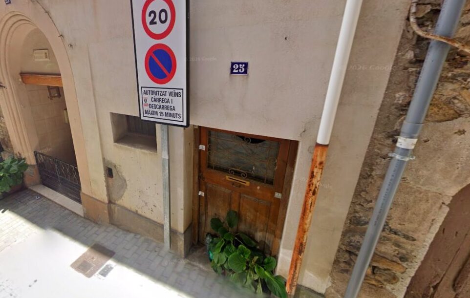 L'edifici número 25 del carrer Major està en subhasta pública. / Google Maps.