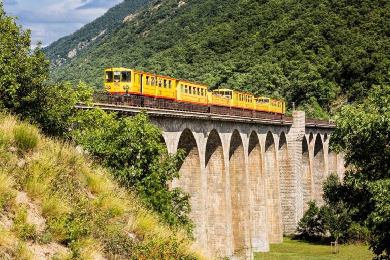 El Tren Groc recorre 62 quilòmetres entre el Conflent i l’Alta Cerdanya i travessa 19 túnels i 650 obres d’enginyeria. / Turisme Pirineus Orientals.