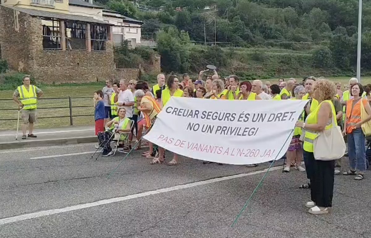 Els veïns han tallat la carretera per exigir la construcció del pas de vianants.