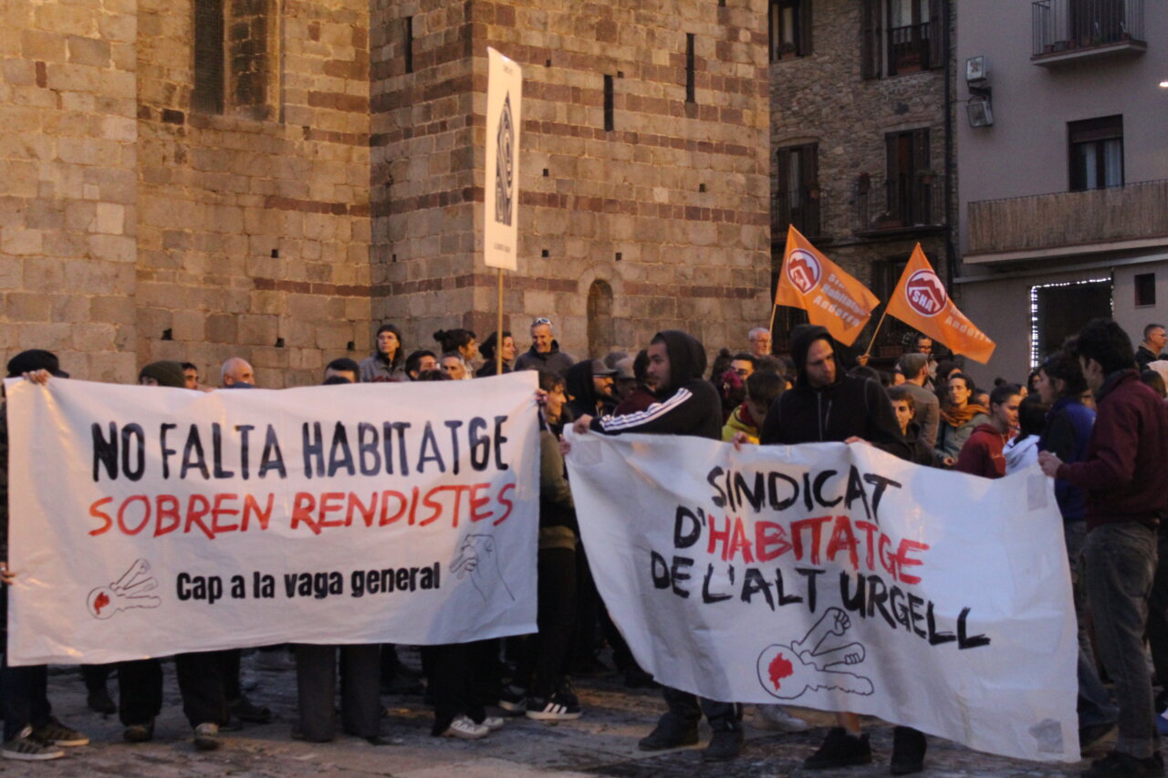 Concentració a la plaça dels Oms per defensar el dret a l'habitatge. / La Valira.