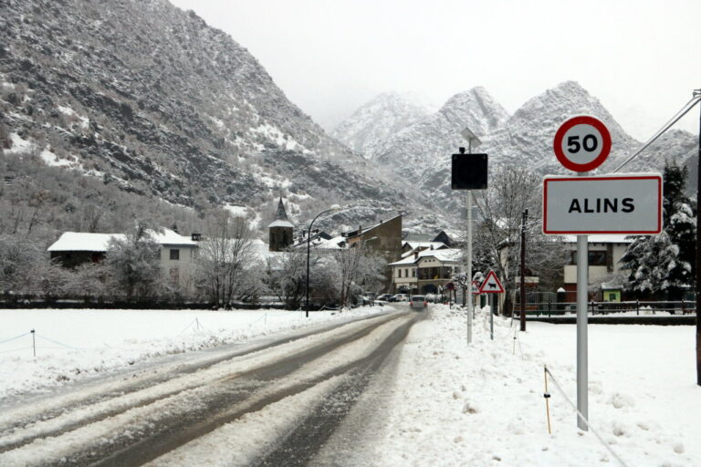 Panoràmica de l'entrada al nucli pallarès d'Alins amb la carretera plena de neu. / M. Lluvich (ACN).