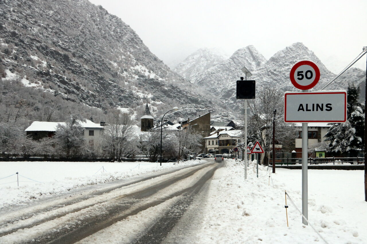 Panoràmica de l'entrada al nucli pallarès d'Alins amb la carretera plena de neu. / M. Lluvich (ACN).