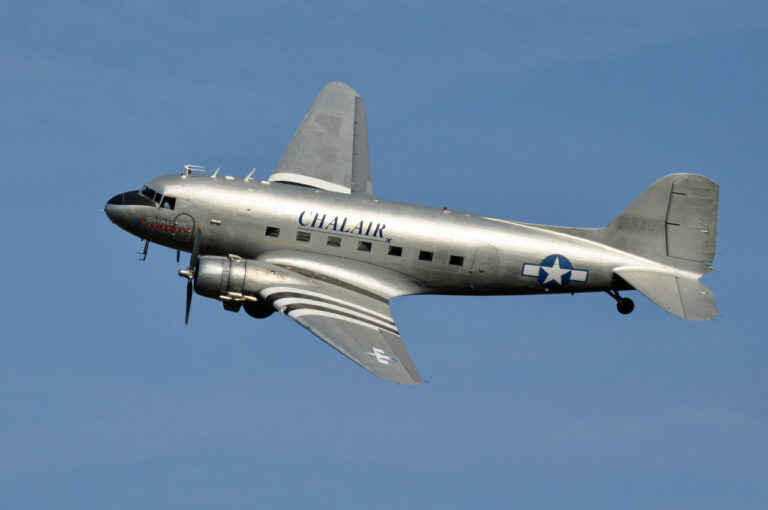 F-AZOX DC3 CHALAIR volant a l'exposició Paris Air Legend 2018. / Wikimedia Commons.