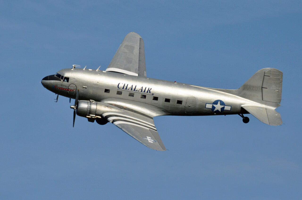 F-AZOX DC3 CHALAIR volant a l'exposició Paris Air Legend 2018. / Wikimedia Commons.