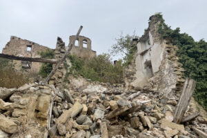 Casa enrunada i la façana de l'església del poble abandonat de Tendrui Vell, al Pallars Jussà. / M. Lluvich (ACN).