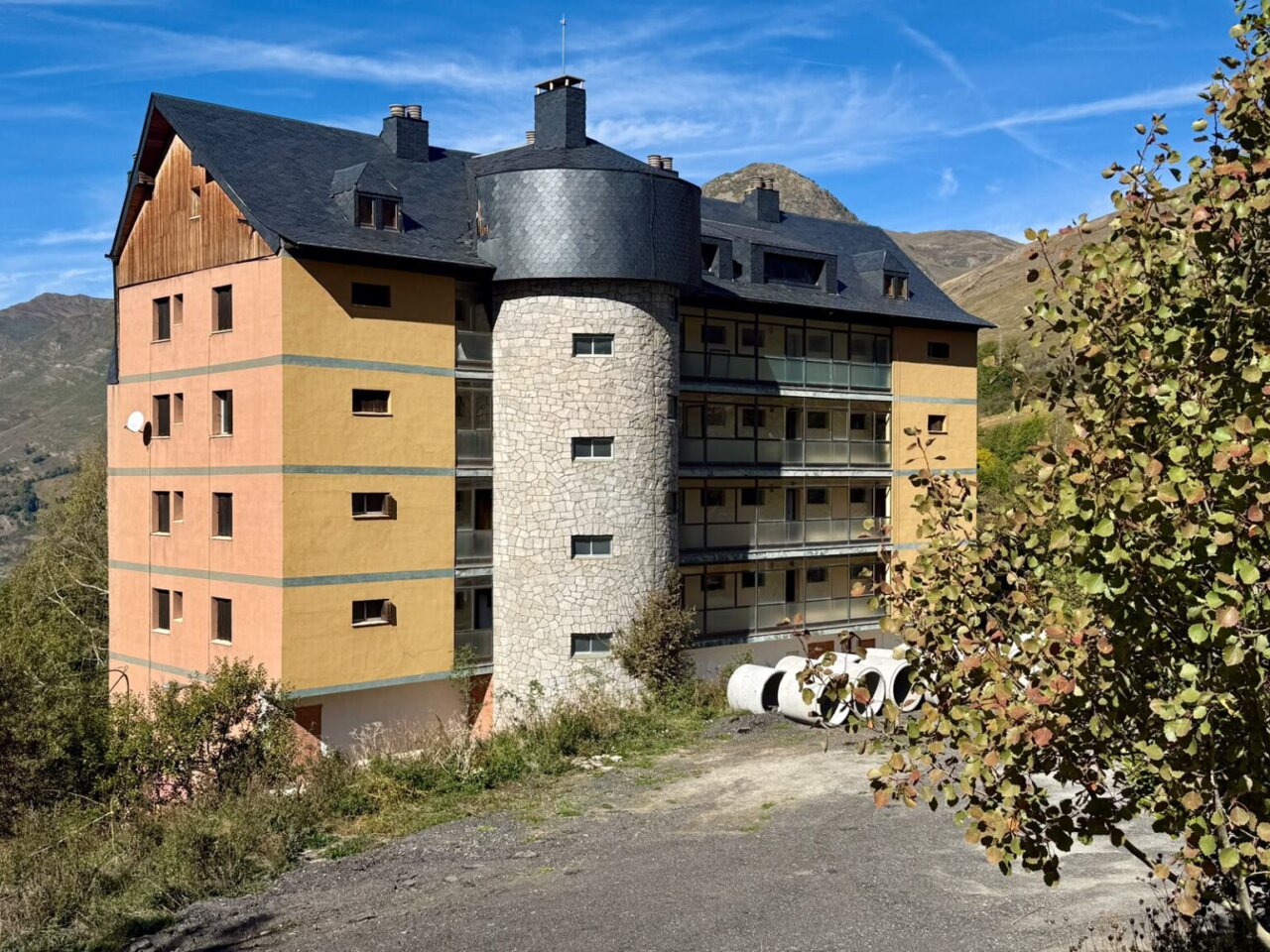 Edifici de l'antiga caserna de Baqueira. / @territoricat.
