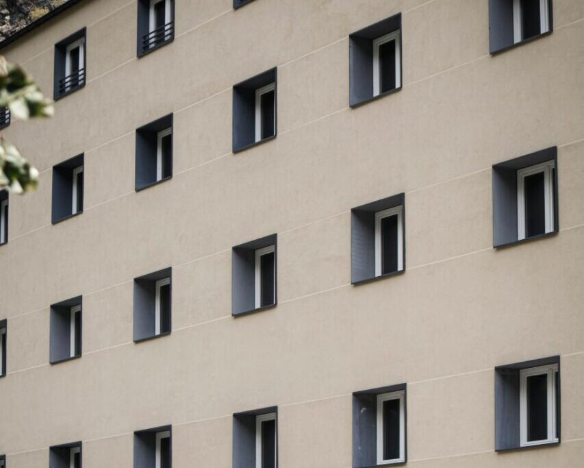 L'edifici Font de Ferro, situat a Aixovall, disposa de deu habitatges de dues habitacions que s'han tornat a oferir en una segona convocatòria. / SFGA.