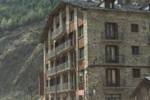 L'edifici de l'antic hotel Pellicer, a Sant Joan de Caselles, acull habitatges de lloguer assequible gestionats per l'Institut Nacional de l'Habitatge. / L'Observador Econòmic.