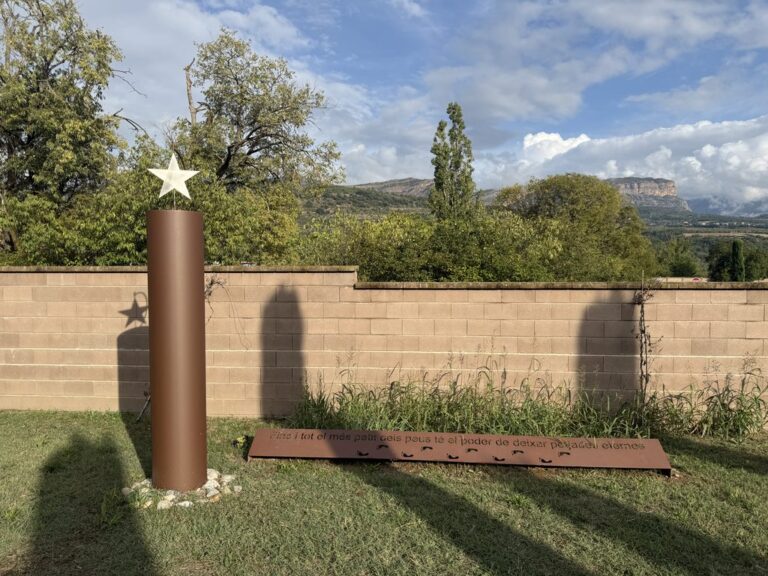 Un pilar coronat per una estrella i una placa formen part de l’espai commemoratiu al cementiri municipal. / Ajuntament de la Pobla de Segur.