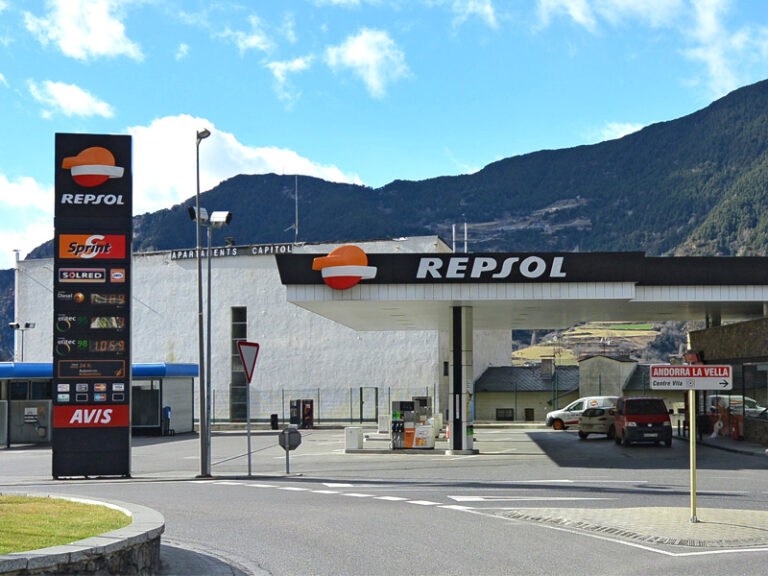 Estació de servei Repsol a Encamp. / Grup Becier.