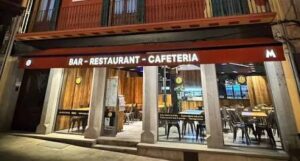 UNA Puigcerdà és un bar, restaurant i cafeteria de tapes situat a la Plaça dels Herois de Puigcerdà. / UNA.