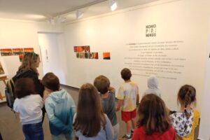 Exposició Homo Pirinensis amb l'escola Rosa Campà. / Escola Rosa Campà.